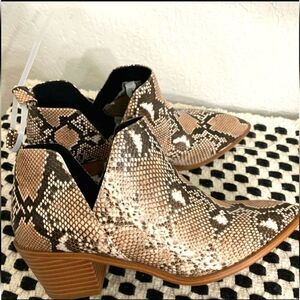 Ladies Tan Snakeprint Cut out Ankle Boots sz 9.5